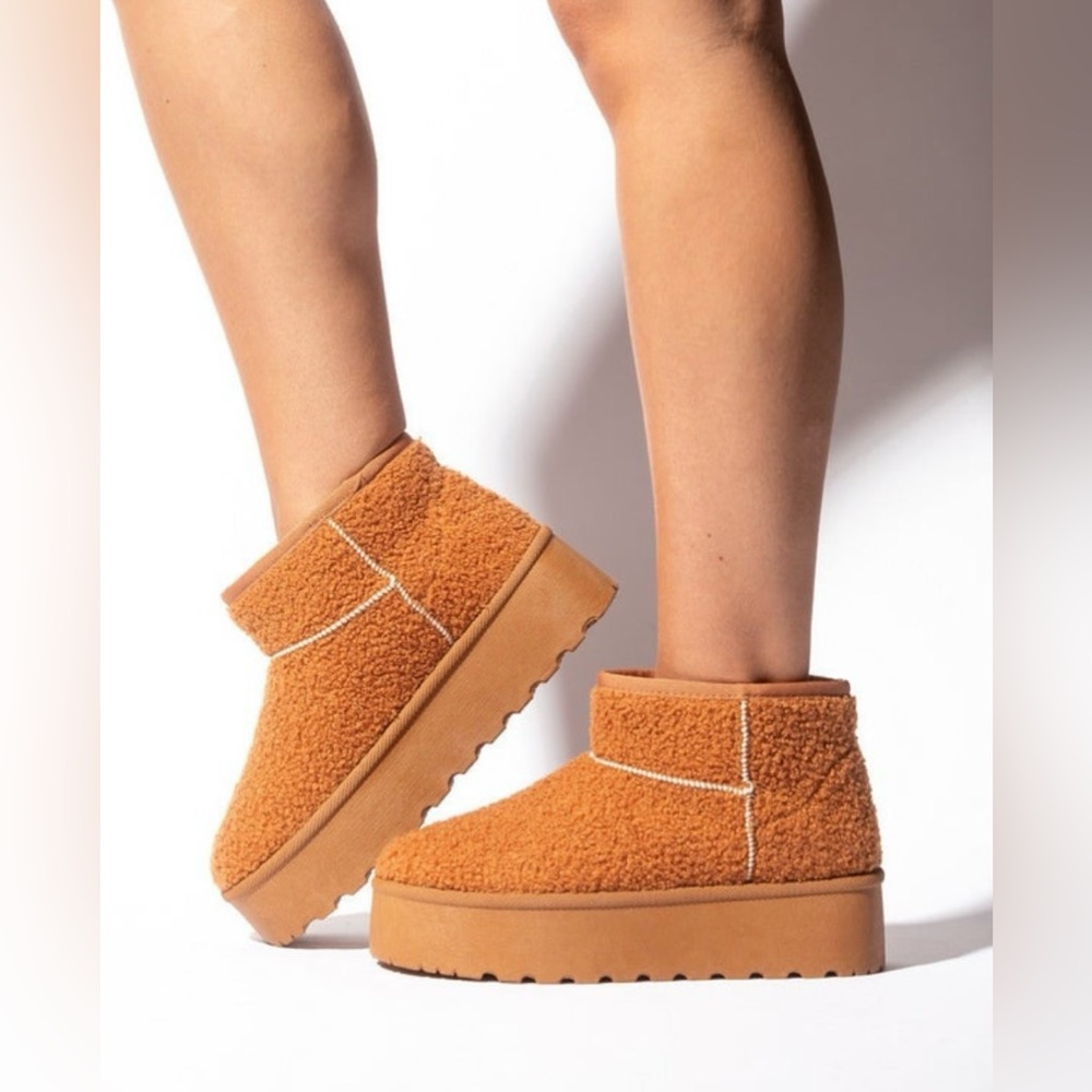 Warm and Fuzzy Sherpa Booties Size: 7.5 Brand: Forever Color: Tan